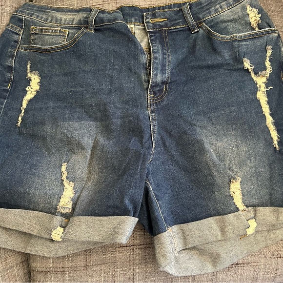 LIKE NEW NEVER WORN PLUS SIZE DENIM SHORTS Ritera Size 18 - Picture 1 of 2